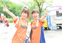 【明治安田Ｊ３ 第24節 藤枝vs長野】笑顔でピースサインをする長野のファン・サポーター（1/3）