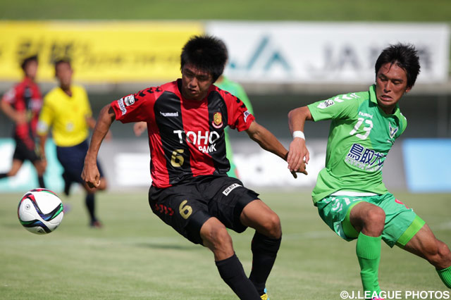 【明治安田Ｊ３ 第24節 福島vs鳥取】競り合う鴨志田（福島）と安藤（鳥取）（2/3）