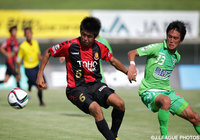 【明治安田Ｊ３ 第24節 福島vs鳥取】競り合う鴨志田（福島）と安藤（鳥取）（2/3）