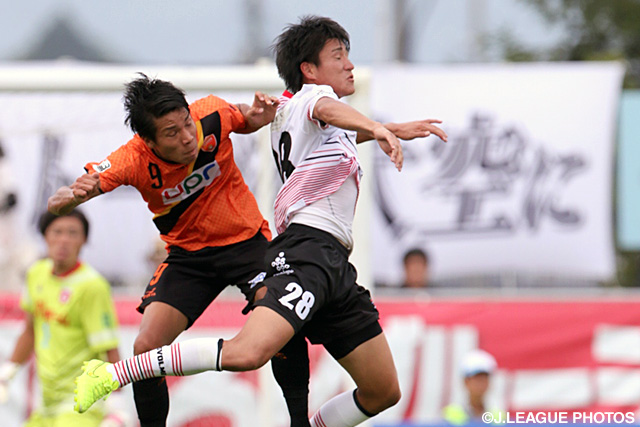 【明治安田Ｊ３ 第24節 盛岡vs山口】激しく競り合う岸田　和人（左/山口）と畑本　時央（右/盛岡）（2/3）