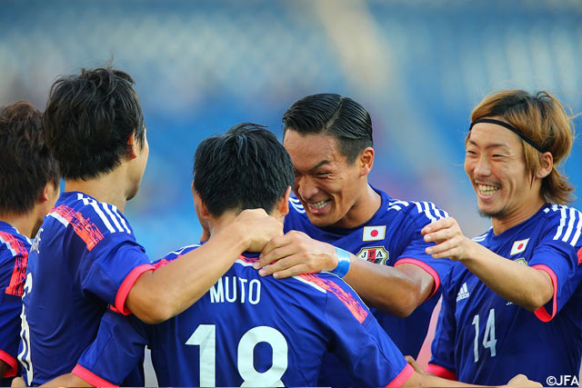 【EAFF東アジアカップ2015 日本vs北朝鮮】槙野（浦和）、藤春（Ｇ大阪）も集まって武藤（浦和）のゴールを祝福(4/10)