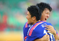 【EAFF東アジアカップ2015 日本vs北朝鮮】先制点を挙げた武藤（浦和）がゴールをお膳立てした遠藤（湘南）とがっちりと抱擁(3/10)