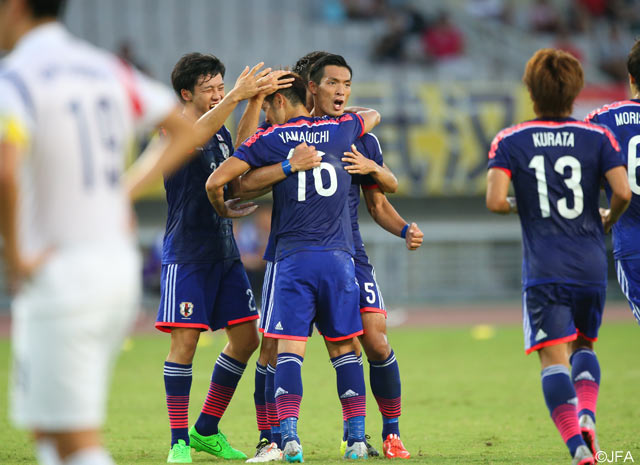【EAFF東アジアカップ2015 日本vs韓国】山口（Ｃ大阪）の代表初ゴールを槙野（浦和）らが称える(8/10)