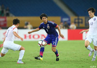 【EAFF東アジアカップ2015 日本vs韓国】押し込まれる展開の中、懸命なゲームメイクを続けた柴崎（鹿島）(4/10)