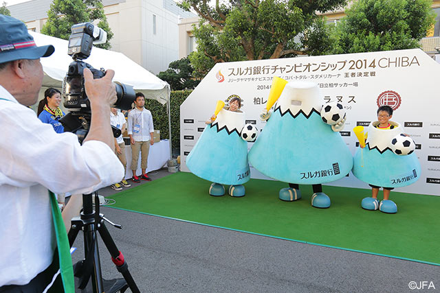 【スルガ銀行チャンピオンシップ2014 柏vsラヌス】スタジアム場外では撮影会が行われた（2/3）