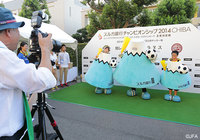 【スルガ銀行チャンピオンシップ2014 柏vsラヌス】スタジアム場外では撮影会が行われた（2/3）