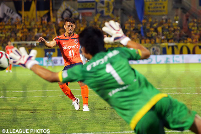 【明治安田Ｊ２ 第28節 大宮vs栃木】4試合連続得点となるPKを決めた家長　昭博（大宮）（3/3）