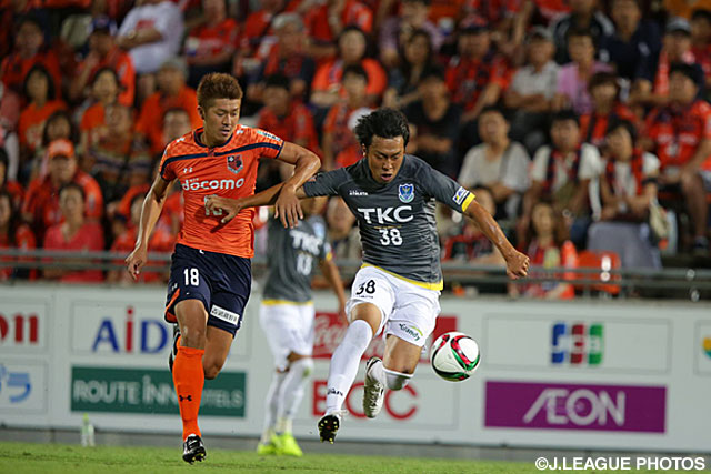 【明治安田Ｊ２ 第28節 大宮vs栃木】ドリブルで横山　知伸（大宮）を抜き去る中美　慶哉（栃木）（1/3）