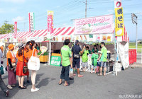 【明治安田Ｊ３ 第25節 鳥取vs山口】鳥取名産の大山ブロッコリーを使用するエビカツバーガーブースには長い行列が（1/3）