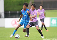 【明治安田Ｊ３ 第25節 秋田vs藤枝】平井　晋太郎（秋田）をマークする富井　英司（藤枝）（3/3）