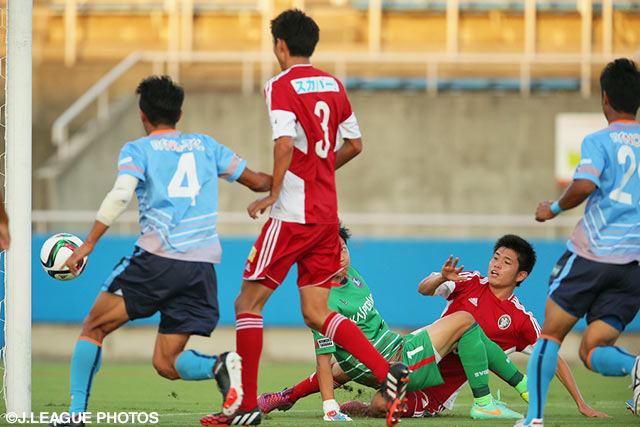 【明治安田Ｊ３ 第25節 YS横浜vsJ-22】進藤　亮佑がゴール前のこぼれ球を押し込んで先制したJ-22（2/3）