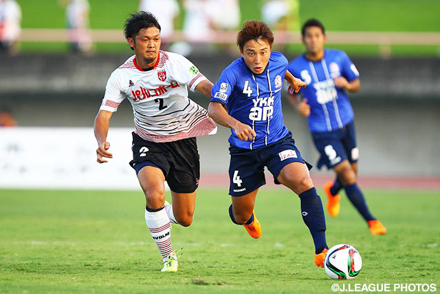 【明治安田Ｊ３ 第25節 富山vs盛岡】木村　勝太（盛岡）のマークを振り切る國吉　貴博（富山）（2/3）