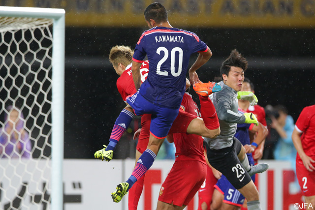 【EAFF東アジアカップ2015 日本vs中国】激しい空中戦を繰り広げ、得点をねらう川又（名古屋）(4/10)