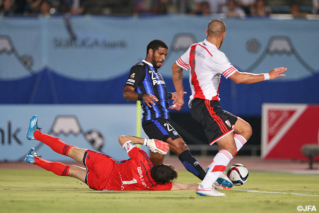 【スルガ銀行チャンピオンシップ2015 Ｇ大阪vsリバープレート】パトリック（Ｇ大阪）がゴールに迫るもマルセロ　バロベロ（リバープレート）の好守に阻まれた（5/10）