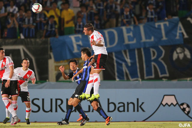 【スルガ銀行チャンピオンシップ2015 Ｇ大阪vsリバープレート】CKを頭で合わせて追加点を決めたガブリエル　メルカド（リバープレート）（6/10）