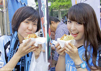 【明治安田Ｊ１ ２ｎｄ 第6節 川崎Ｆvs山形】スタジアムグルメに舌鼓を打つ、川崎Ｆのファン・サポーター（1/6）