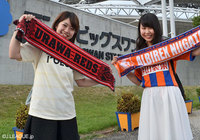 【明治安田Ｊ１ ２ｎｄ 第6節 新潟vs浦和】タオルマフラーを手に持ち写真におさまる、両チームのファン・サポーター（1/6）