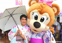 【明治安田Ｊ１ ２ｎｄ 第6節 広島vs鹿島】広島のマスコット・フレッチェと写真におさまる、浴衣姿のファン・サポーター（1/18）