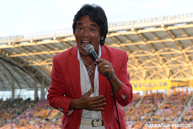 【明治安田Ｊ１ ２ｎｄ 第6節 仙台vs松本】試合前に行われた「復興ライブ」に松崎しげるさんが登場（2/8）
