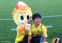 【明治安田Ｊ１ ２ｎｄ 第6節 柏vs神戸】ファン・サポーターのお子さんと遊ぶ、柏のマスコット・レイくん（1/6）