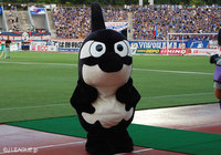 【明治安田Ｊ１ ２ｎｄ 第6節 名古屋vs横浜FM】試合前のピッチ脇に立つ、名古屋のマスコット・グランパスくん（1/6）