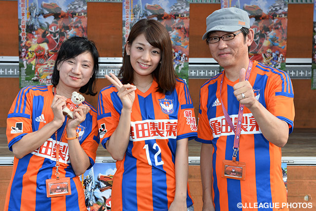 【明治安田Ｊ１ ２ｎｄ 第6節 新潟vs浦和】新潟のファン・サポーターと写真におさまる、Ｊリーグ女子マネの佐藤美希さん