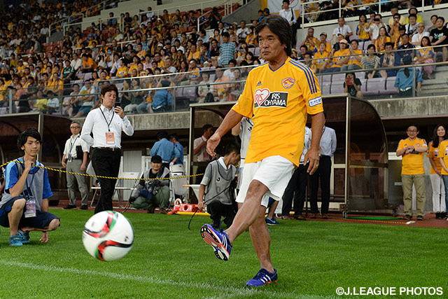 【明治安田Ｊ１ ２ｎｄ 第6節 仙台vs松本】キックインセレモニーに登場した松崎しげるさん（3/8）