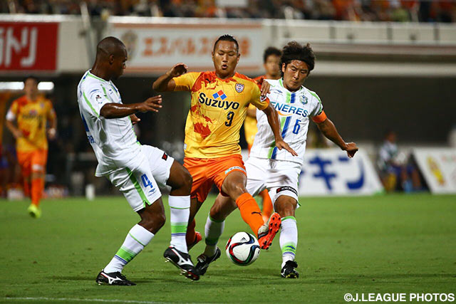 【明治安田Ｊ１ ２ｎｄ 第6節 清水vs湘南】パワフルなプレーでゴールに迫る鄭　大世（清水）（2/15）