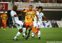 【明治安田Ｊ１ ２ｎｄ 第6節 清水vs湘南】パワフルなプレーでゴールに迫る鄭　大世（清水）（2/15）