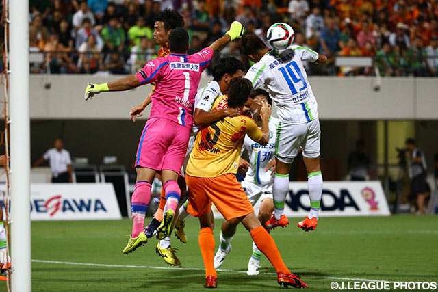 【明治安田Ｊ１ ２ｎｄ 第6節 清水vs湘南】ゴール前で激しい競り合いをみせる両チーム（3/15）