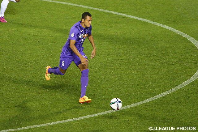 【明治安田Ｊ１ ２ｎｄ 第6節 広島vs鹿島】ドリブルでゴール前へ迫るドウグラス（広島）（11/18）