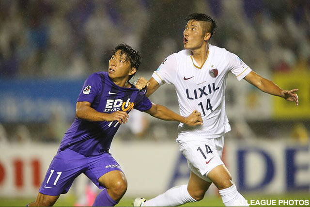 【明治安田Ｊ１ ２ｎｄ 第6節 広島vs鹿島】Ｊ１通算最多得点記録がかかる佐藤　寿人（広島）は厳しいマークを受ける（13/18）