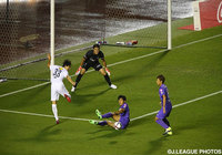 【明治安田Ｊ１ ２ｎｄ 第6節 広島vs鹿島】金崎　夢生（鹿島）が突破をはかるも、広島ディフェンスがブロック（15/18）