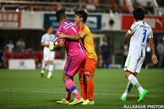 【明治安田Ｊ１ ２ｎｄ 第6節 清水vs湘南】大前　元紀（清水）が勢いあまって相手GK秋元　陽太（湘南）に抱きつく（7/15）