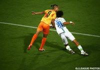 【明治安田Ｊ１ ２ｎｄ 第6節 清水vs湘南】競り合う鄭　大世（清水）と島村　毅（湘南）（8/15）