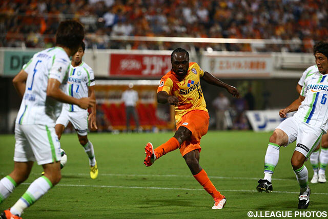 【明治安田Ｊ１ ２ｎｄ 第6節 清水vs湘南】シュートを放つピーター　ウタカ（清水）（10/15）