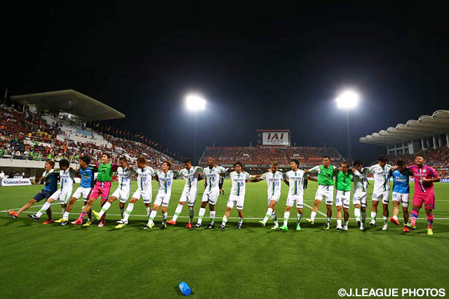 【明治安田Ｊ１ ２ｎｄ 第6節 清水vs湘南】ファン・サポーターと共に勝利のダンスを踊る湘南の選手たち（15/15）