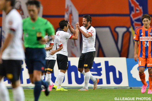 【明治安田Ｊ１ ２ｎｄ 第6節 新潟vs浦和】同点ゴールをダイビングヘッドで押し込んだズラタン（浦和）（4/6）