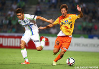 【明治安田Ｊ１ ２ｎｄ 第6節 清水vs湘南】激しい攻防を繰り広げた大槻　周平（湘南）と六平　光成（清水）（12/15）