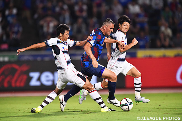 【明治安田Ｊ１ ２ｎｄ 第6節 甲府vsFC東京】強引にドリブル突破を仕掛けるバレー（甲府）（4/6）