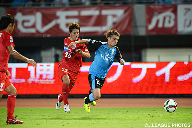【明治安田Ｊ１ ２ｎｄ 第6節 川崎Ｆvs山形】果敢にドリブルを仕掛ける船山　貴之（川崎Ｆ）（5/6）