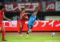 【明治安田Ｊ１ ２ｎｄ 第6節 川崎Ｆvs山形】果敢にドリブルを仕掛ける船山　貴之（川崎Ｆ）（5/6）