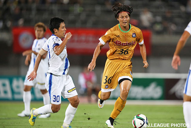 【明治安田Ｊ２ 第29節 群馬vs金沢】永井　雄一郎（群馬）をマークする秋葉　勝（金沢）（2/4）