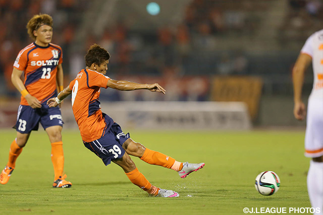 【明治安田Ｊ２ 第29節 愛媛vs大宮】試合を決定づける直接FKを決めた内田　健太（愛媛）（3/4）