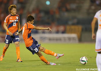 【明治安田Ｊ２ 第29節 愛媛vs大宮】試合を決定づける直接FKを決めた内田　健太（愛媛）（3/4）