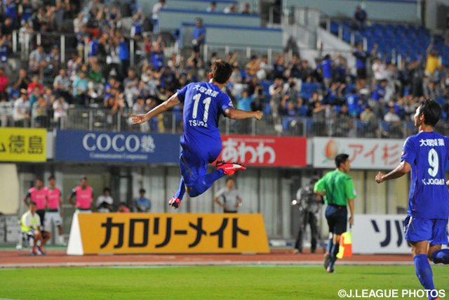 【明治安田Ｊ２ 第29節 徳島vs東京Ｖ】39分に先制のPKを決めた津田　知宏（徳島）（2/4）