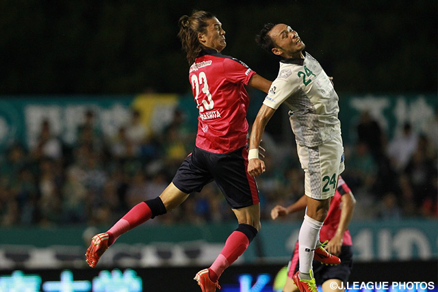 【明治安田Ｊ２ 第29節 Ｃ大阪vs岐阜】難波　宏明（岐阜）と空中で競り合う山下　達也（Ｃ大阪）（3/4）