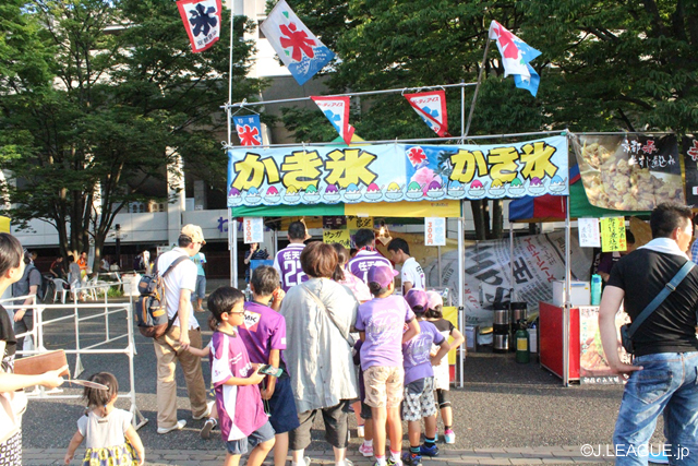【明治安田Ｊ２ 第29節 京都vs大分】夏の暑さをしのぐため、かき氷ブースに並ぶファン・サポーターたち（1/4）