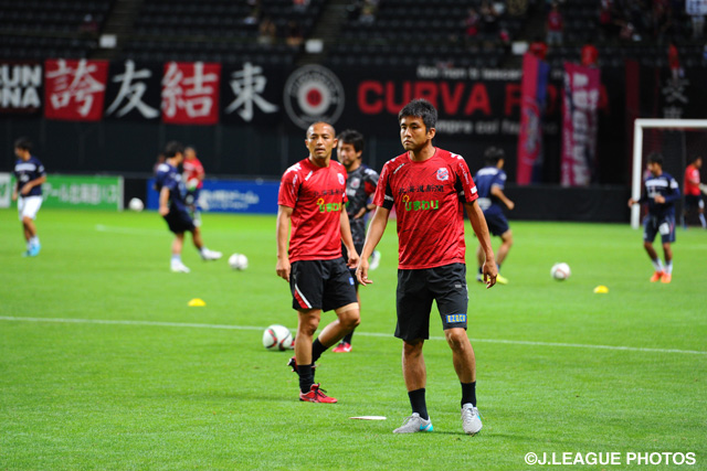 【明治安田Ｊ２ 第29節 札幌vs岡山】試合前にアップを始める元日本代表コンビの小野　伸二（札幌）と稲本　潤一（1/4）
