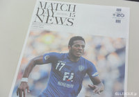 【明治安田Ｊ２ 第29節 福岡vs磐田】試合前には訪れたファン・サポーターにマッチデープログラムが配布されている（1/4）